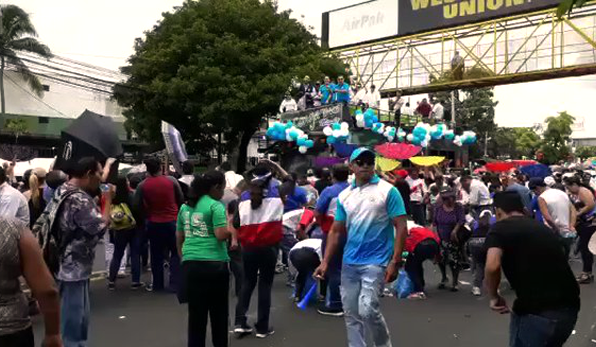 video-captan-a-militantes-de-arena-recogiendo-chocolates-en-desfile-del-correo