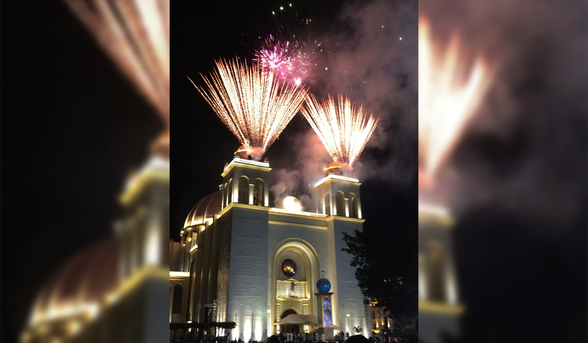 salvadorenos-celebran-tradicional-bajada-la-transfiguracion-del-divino-salvador-del-mundo