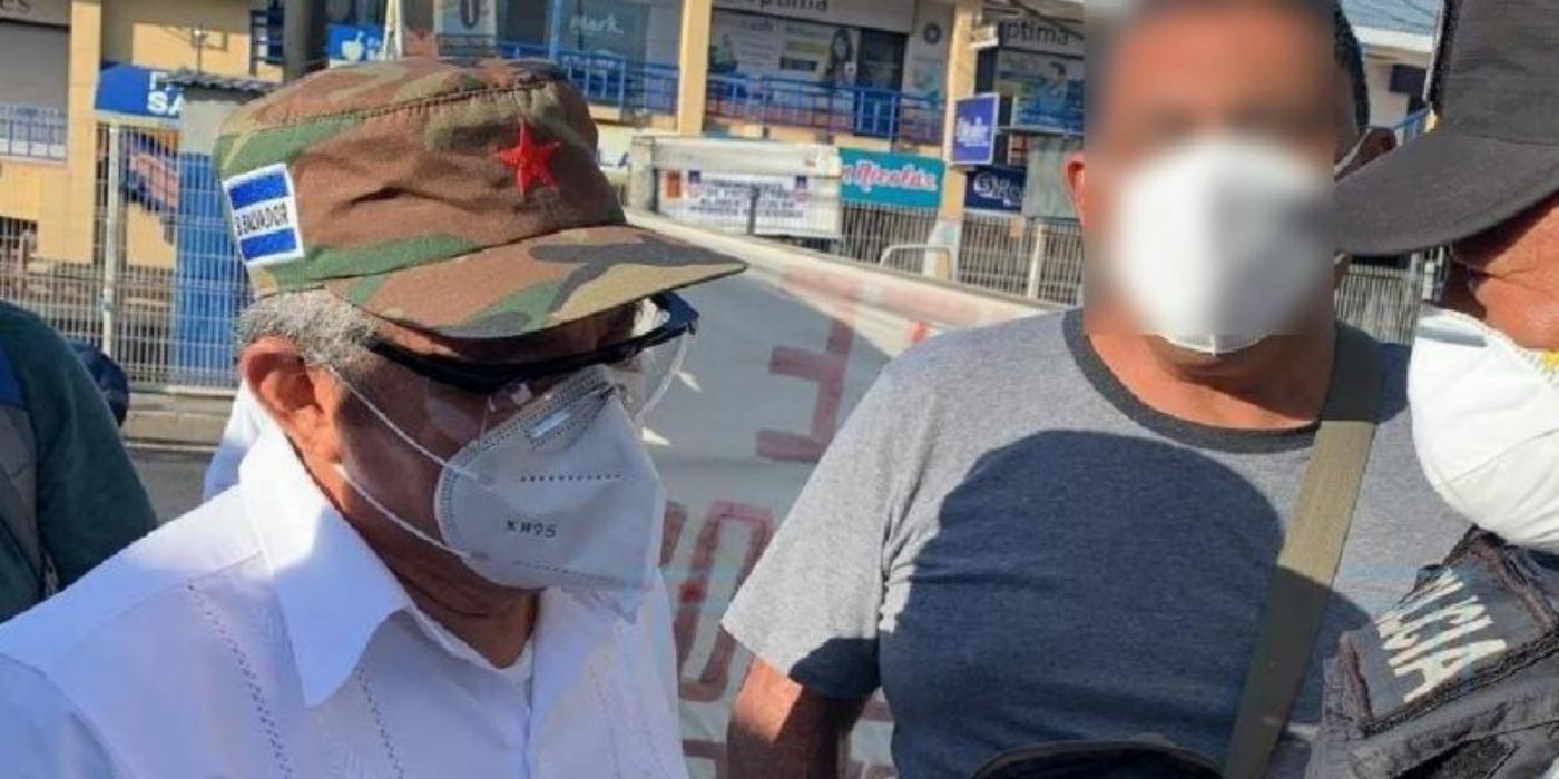 Diputado del FMLN, Carlos Ruiz, protesta junto a veteranos pese a que negó su voto para pago de pensión diputado-del-fmln-carlos-ruiz-protesta-junto-a-veteranos-pese-a-que-nego-su-voto-para-pago-de-pension