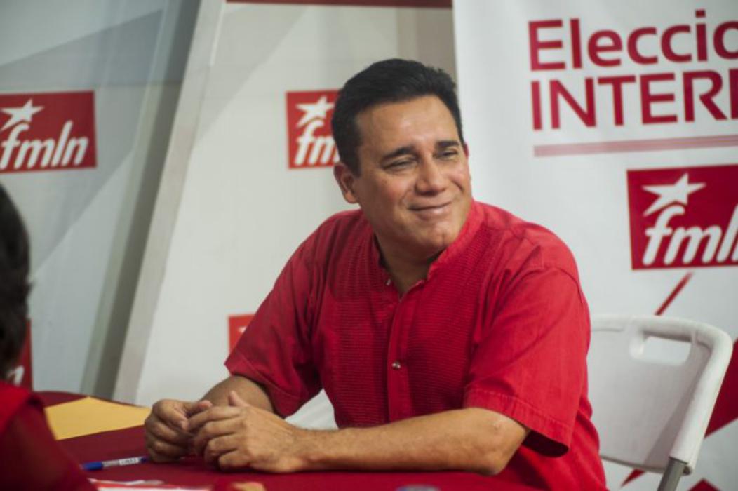 aristides-valencia-se-mofa-saludando-al-pueblo-salvadoreno