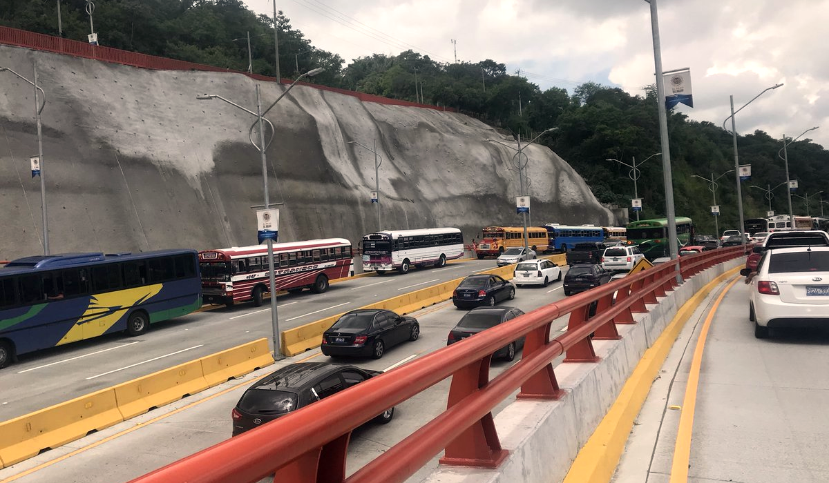 Colapsa tráfico en Paso del Jaguar pues el FMLN parqueó buses con los que movilizó gente colapsa-trafico-en-paso-del-jaguar-pues-el-fmln-parqueo-buses-con-los-que-movilizo-gente