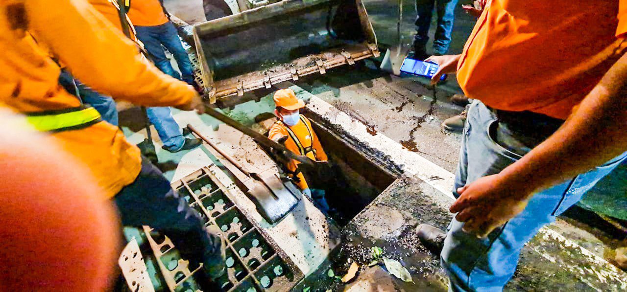 Ante pasividad de alcaldía, FOVIAL realiza hoy limpieza de tragantes y recolección de basura en San Salvador ante-pasividad-de-alcaldia-fovial-realiza-limpieza-hoy-de-tragantes-y-recoleccion-de-basura-en-san-salvador