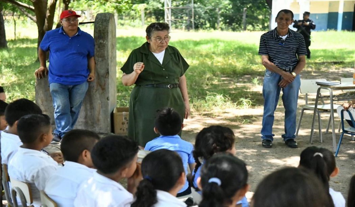 ministra-chichilco-gestiona-construccion-de-escuela-en-san-miguel