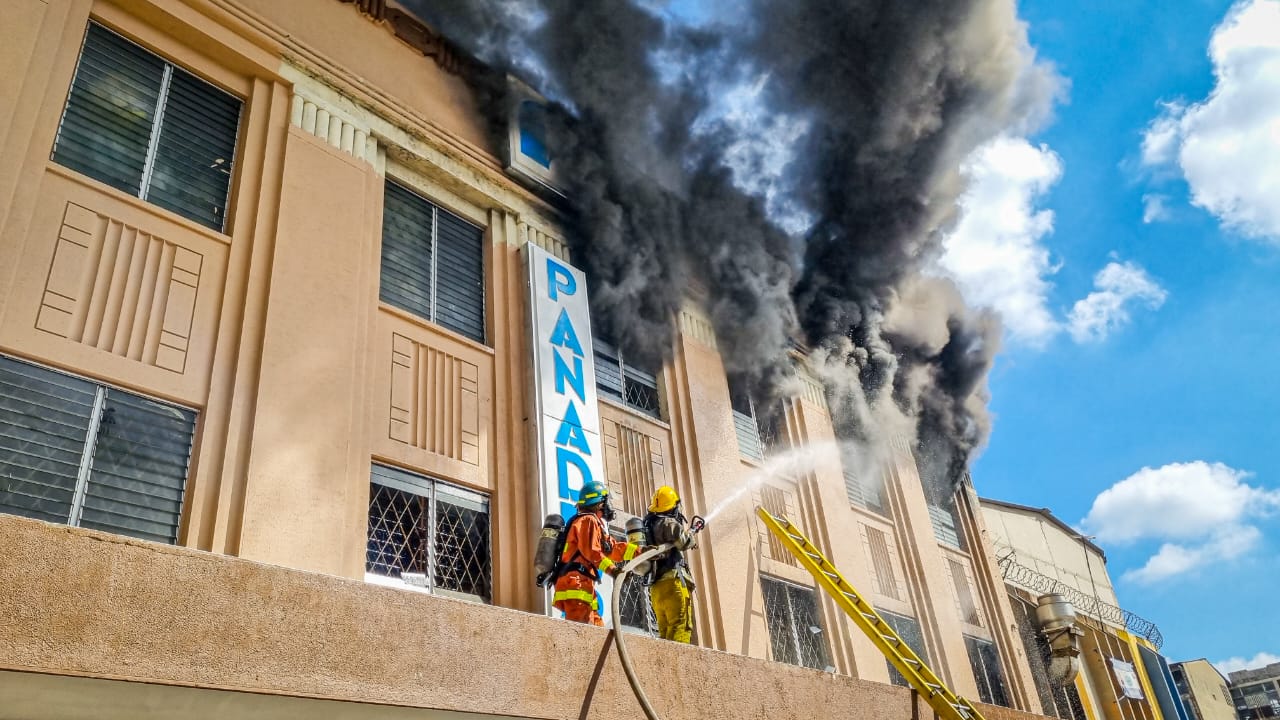 controlan-incendio-de-una-ferreteria-en-el-centro-historico-de-san-salvador