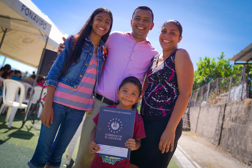 entregan-mas-de-100-escrituras-de-propiedad-a-familias-en-la-libertad