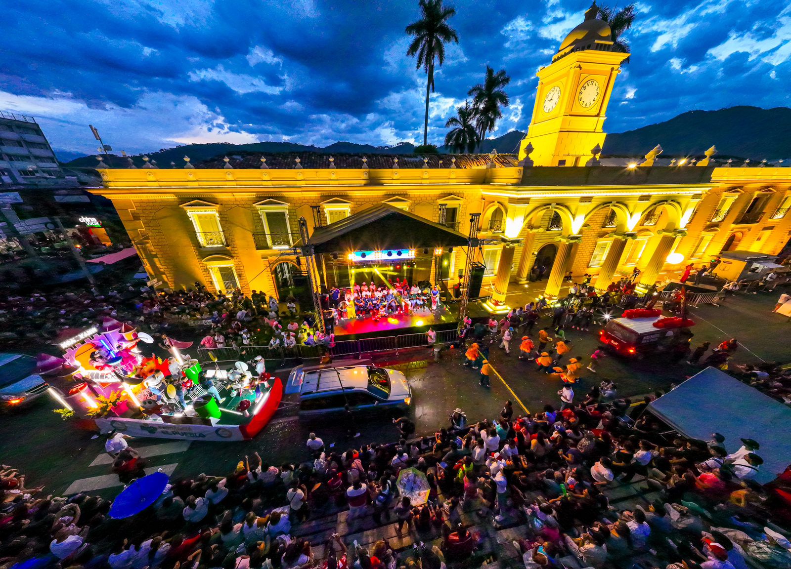 desfile-del-correo-marca-el-inicio-de-las-fiestas-julias-2023-en-santa-ana