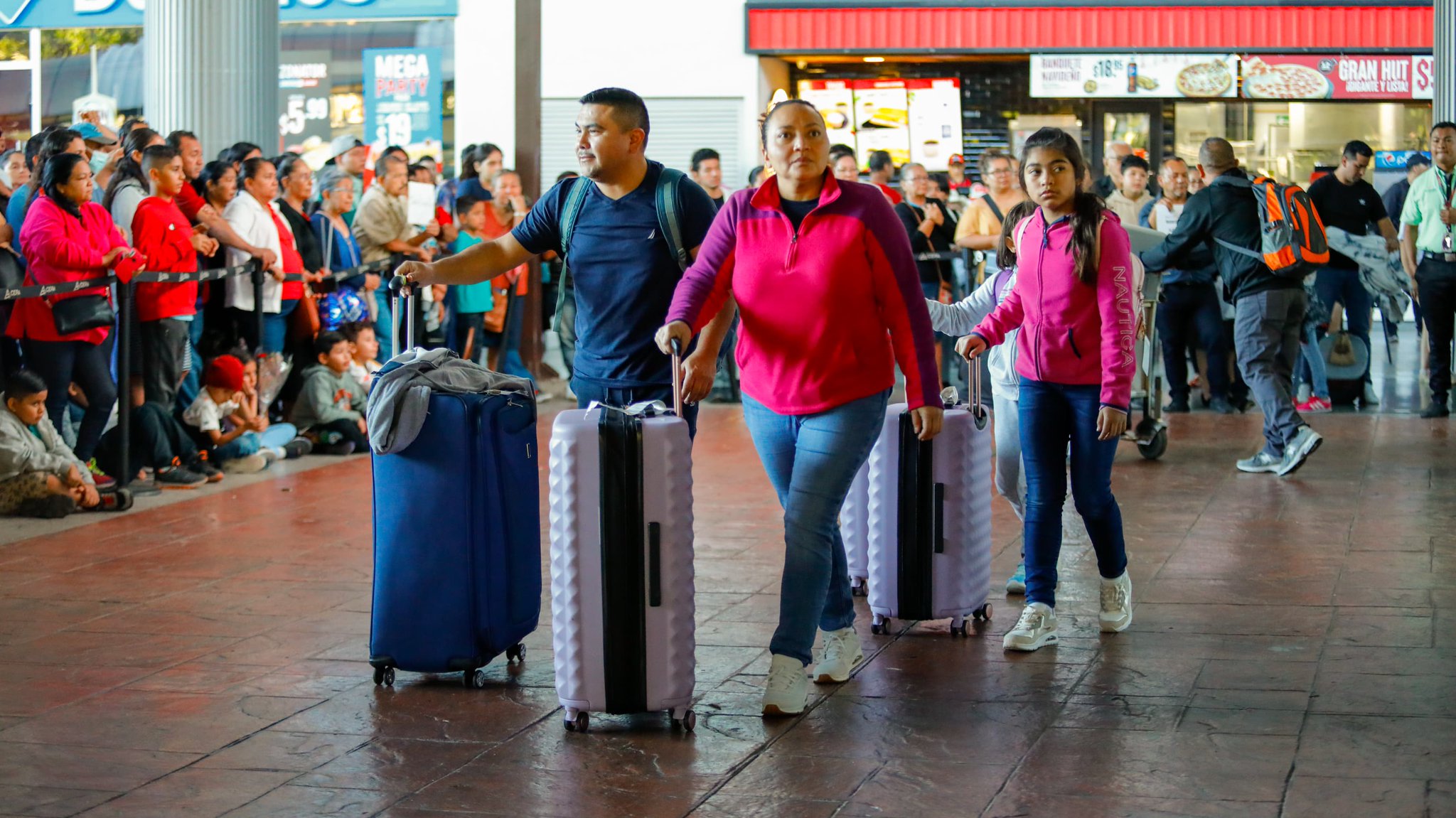 embajadora-milena-mayorga-y-director-de-aduanas-detallan-beneficios-de-la-ley-de-menaje-de-casa