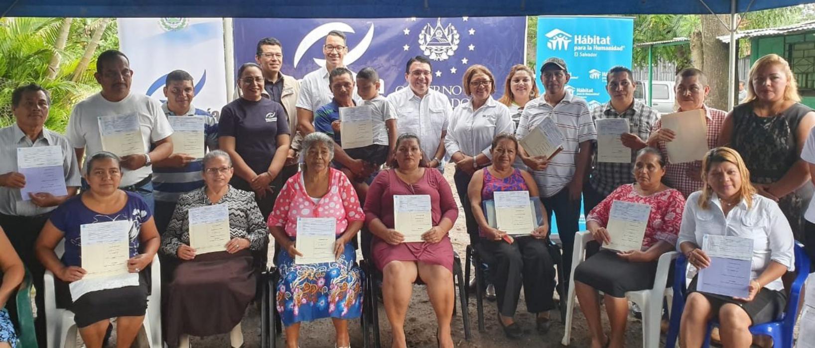 entregan-escrituras-de-propiedad-a-71-familias-de-san-sebastian-salitrillo