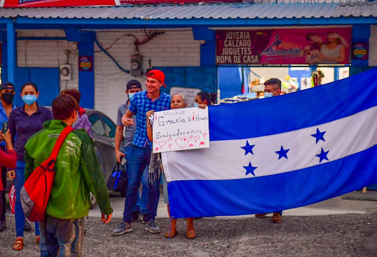 hondurenos-siguieron-hasta-altas-horas-de-la-madrugada-celebrando-la-llegada-de-ayuda-salvadorena