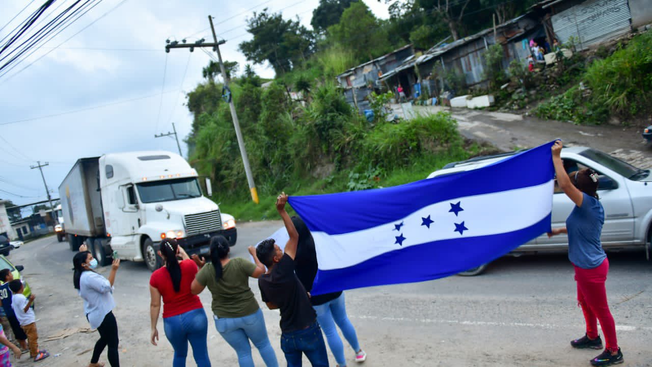 prensa-hondurena-los-ciudadanos-volvieron-a-sonreir-gracias-hermanos-salvadorenos