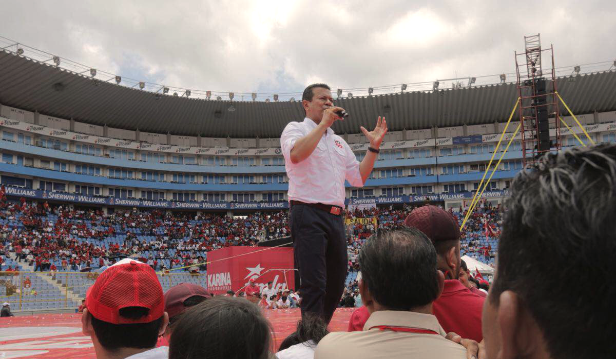 Militantes del FMLN dan espalda a Hugo Martínez y abandonan estadio en medio de su discurso militantes-del-fmln-dan-espalda-a-hugo-martinez-y-abandonan-estadio-en-medio-de-su-discurso
