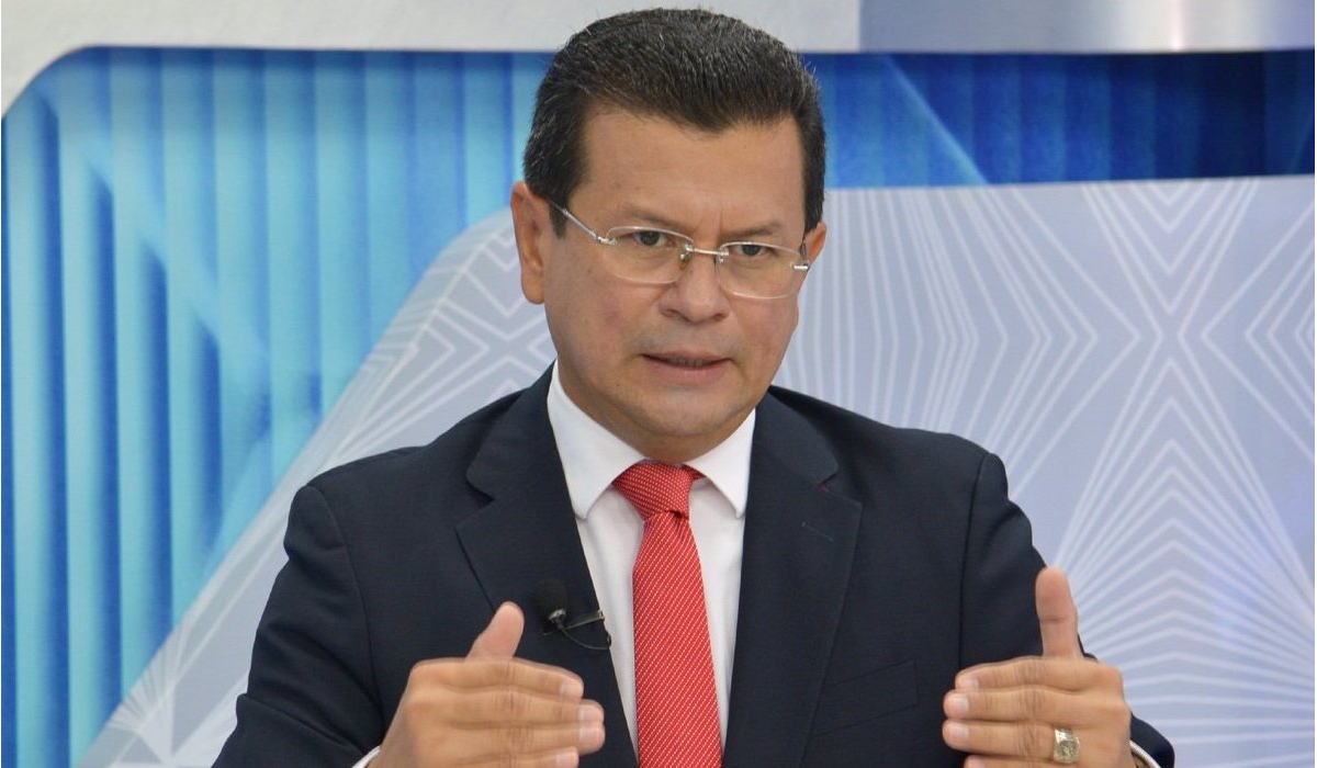 hugo-martinez-se-ofrece-para-ser-parte-del-gabinete-de-bukele-luego-de-atacarlo-en-campana