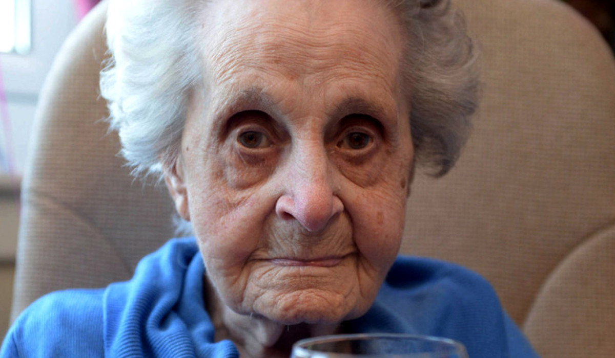 mujer-de-102-anos-fuma-20-cigarros-al-dia-y-bebe-vino