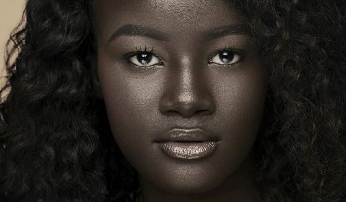 fotos-modelo-conquista-internet-con-su-hermosa-piel-completamente-negra