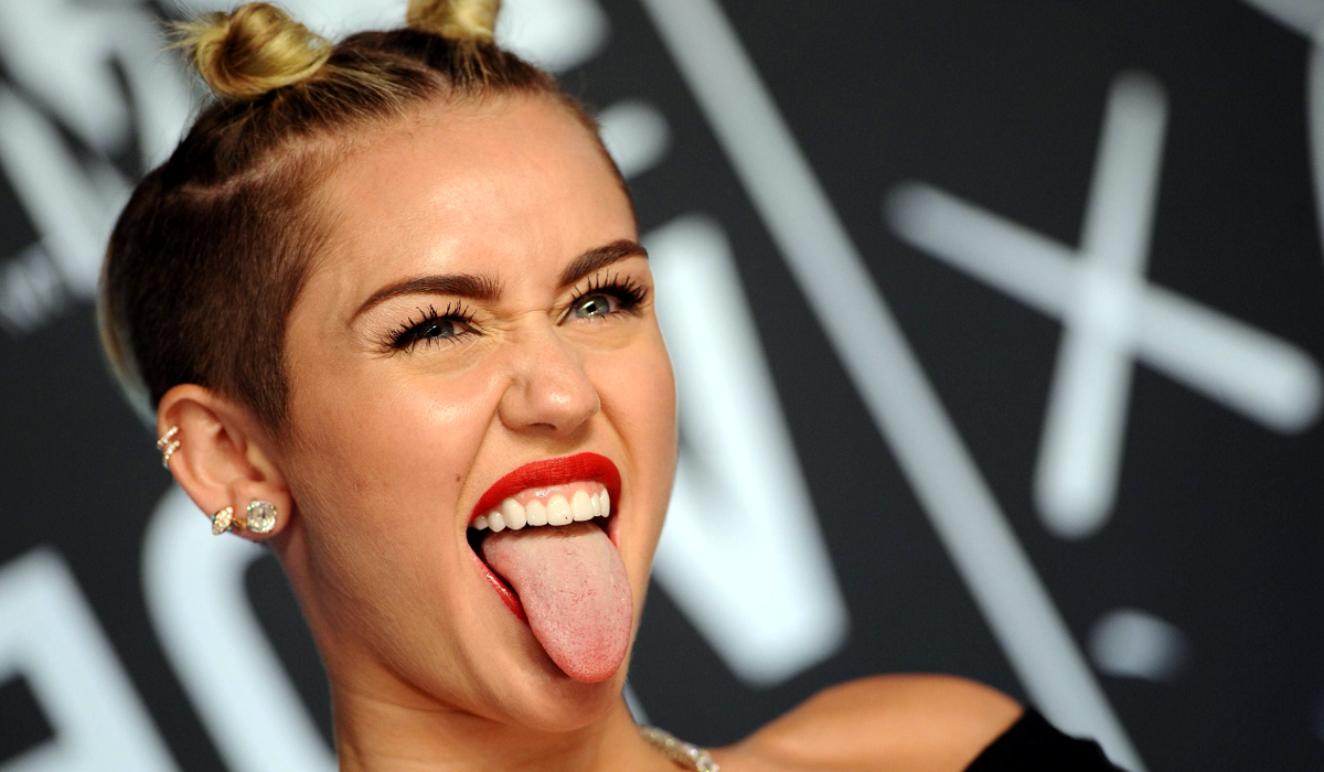 miley-cyrus-dice-que-vivio-su-primera-relacion-con-otra-chica