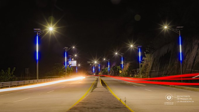 iluminan-trayecto-de-surf-city-con-los-colores-de-la-bandera-de-el-salvador