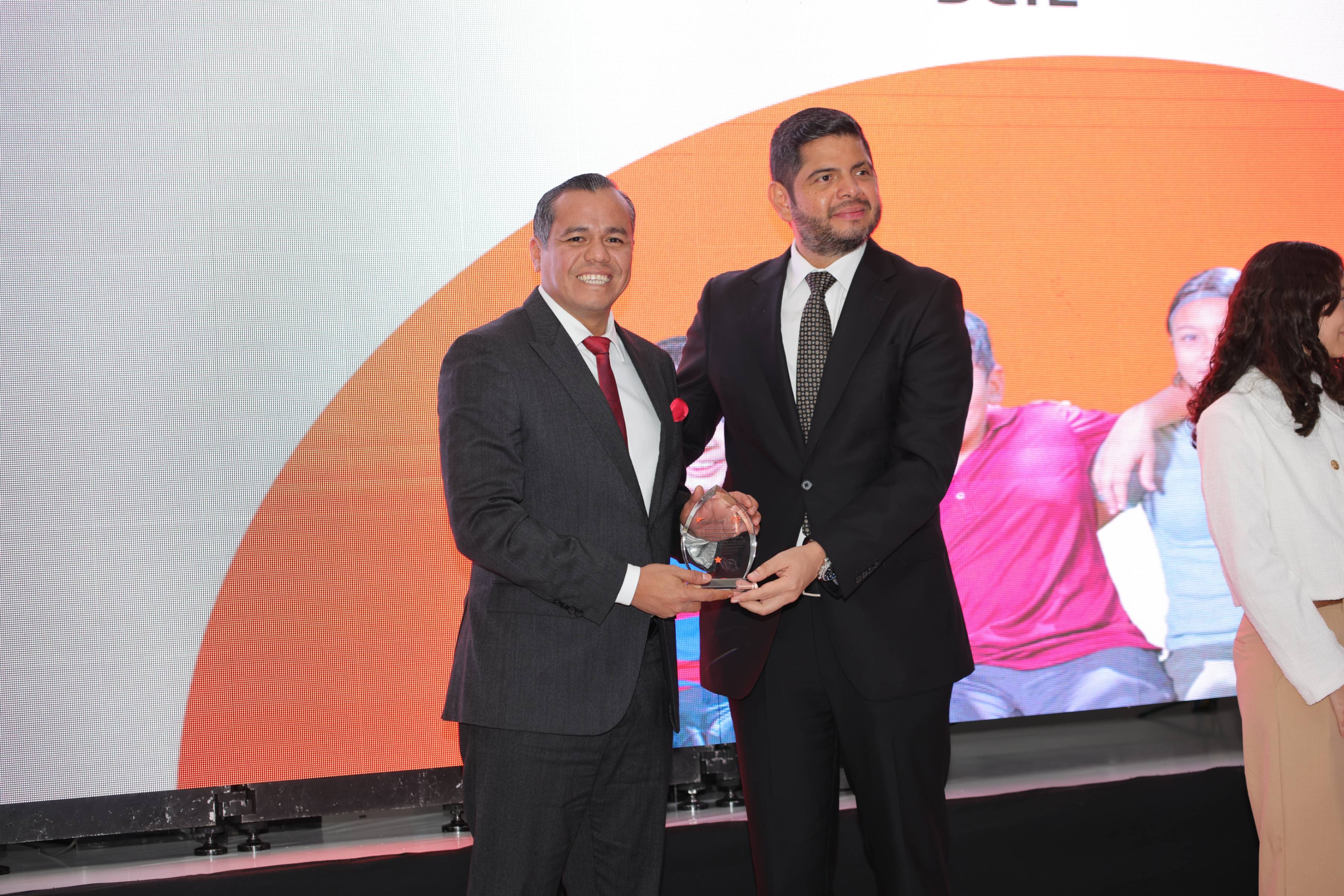 bcie-destaca-la-labor-de-alejandro-zelaya-con-el-premio-estrellas-por-la-ninez-2025