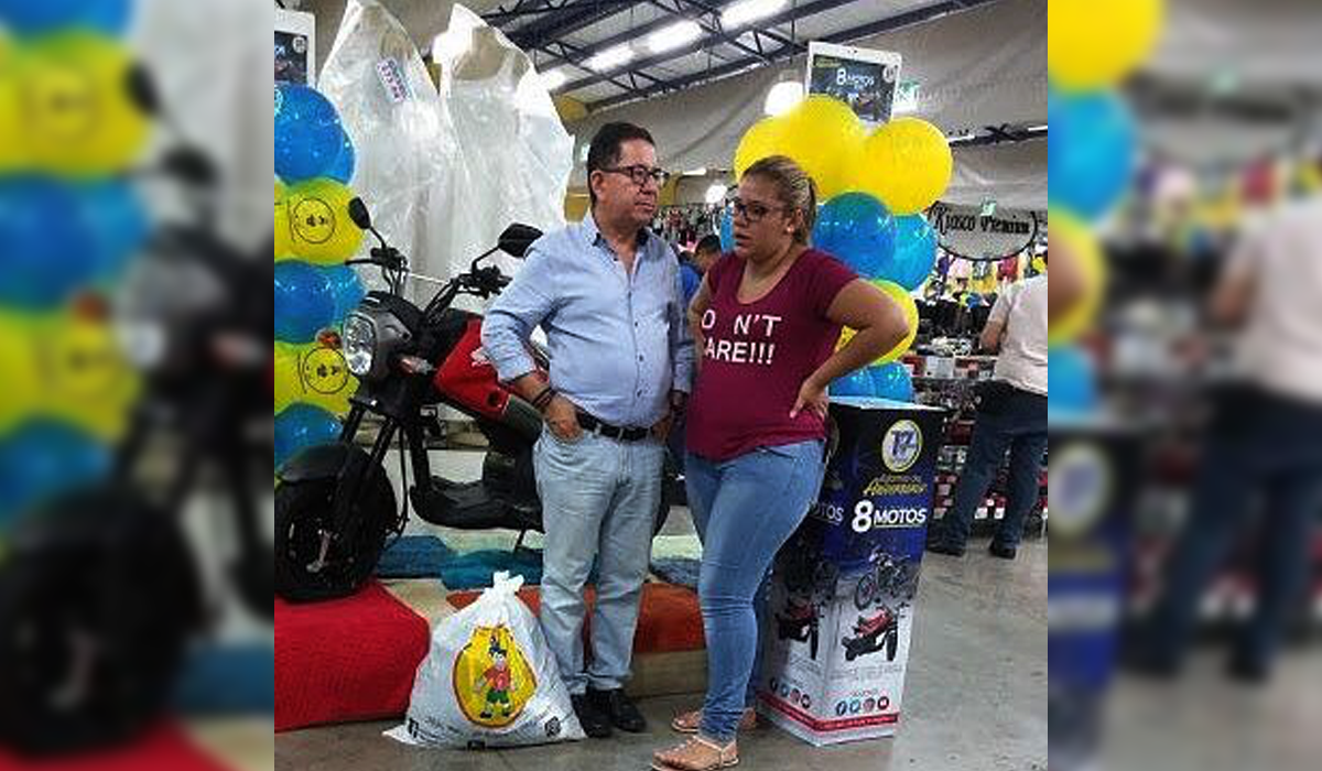 se-viraliza-supuesta-imagen-de-eugenio-chicas-y-su-pareja-comprando-en-variedades-genesis