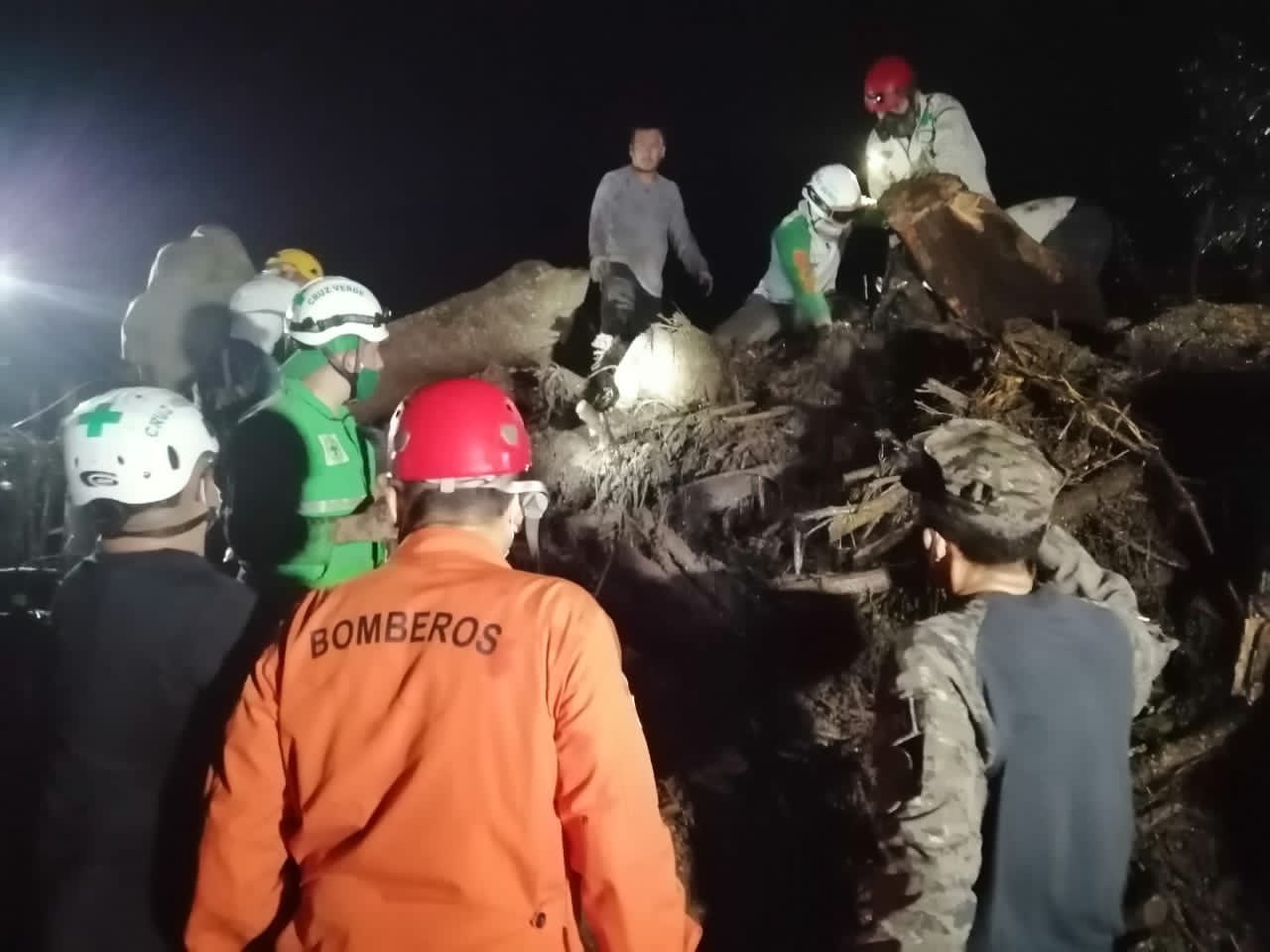 Equipo multidisciplinario del Gobierno realiza el rescate de familias soterradas en Nejapa equipo-multidisciplinario-del-gobierno-realiza-el-rescate-de-familias-soterradas-en-nejapa