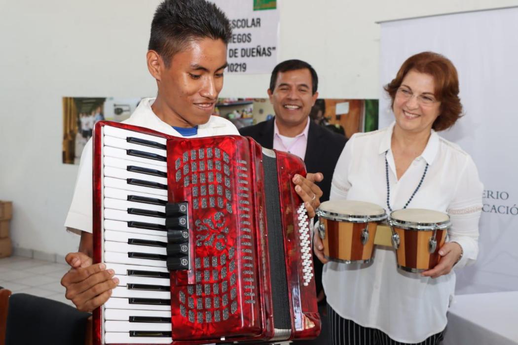 Centros Escolares reciben instrumentos musicales gracias a la Primera Dama centros-escolares-reciben-instrumentos-musicales-gracias-a-la-primera-dama