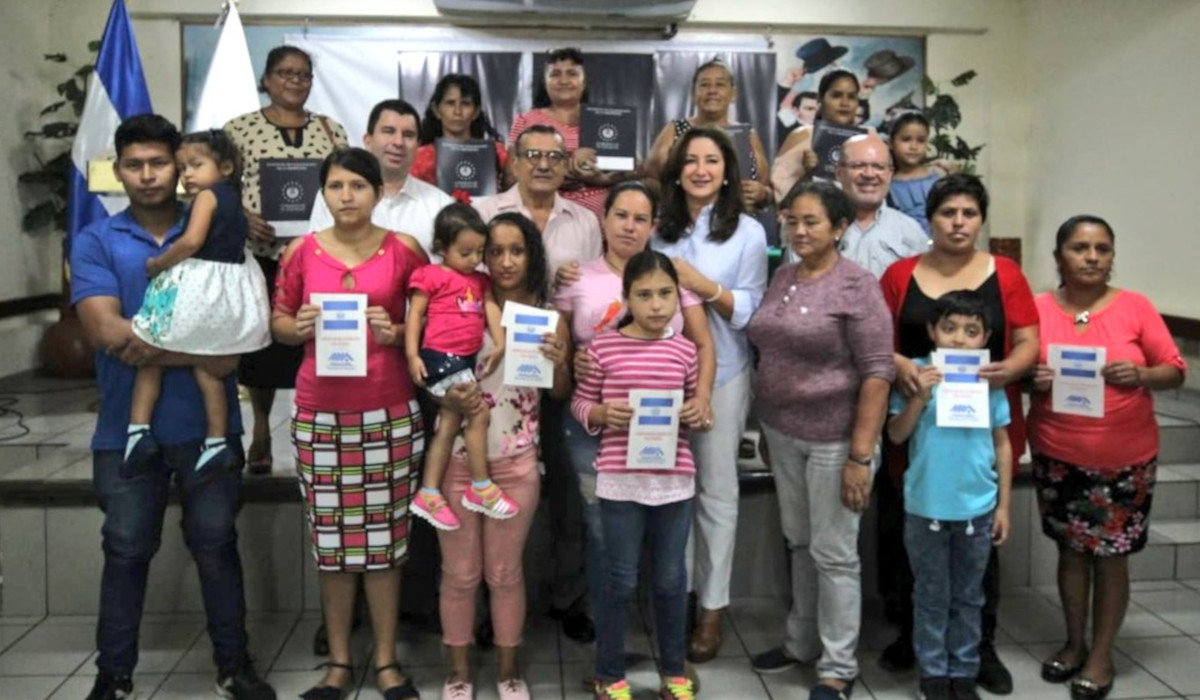 Ministra de Vivienda entrega escrituras de propiedad a 135 familias del occidente del país ministra-de-vivienda-entrega-escrituras-de-propiedad-a-135-familias-del-occidente-del-pais