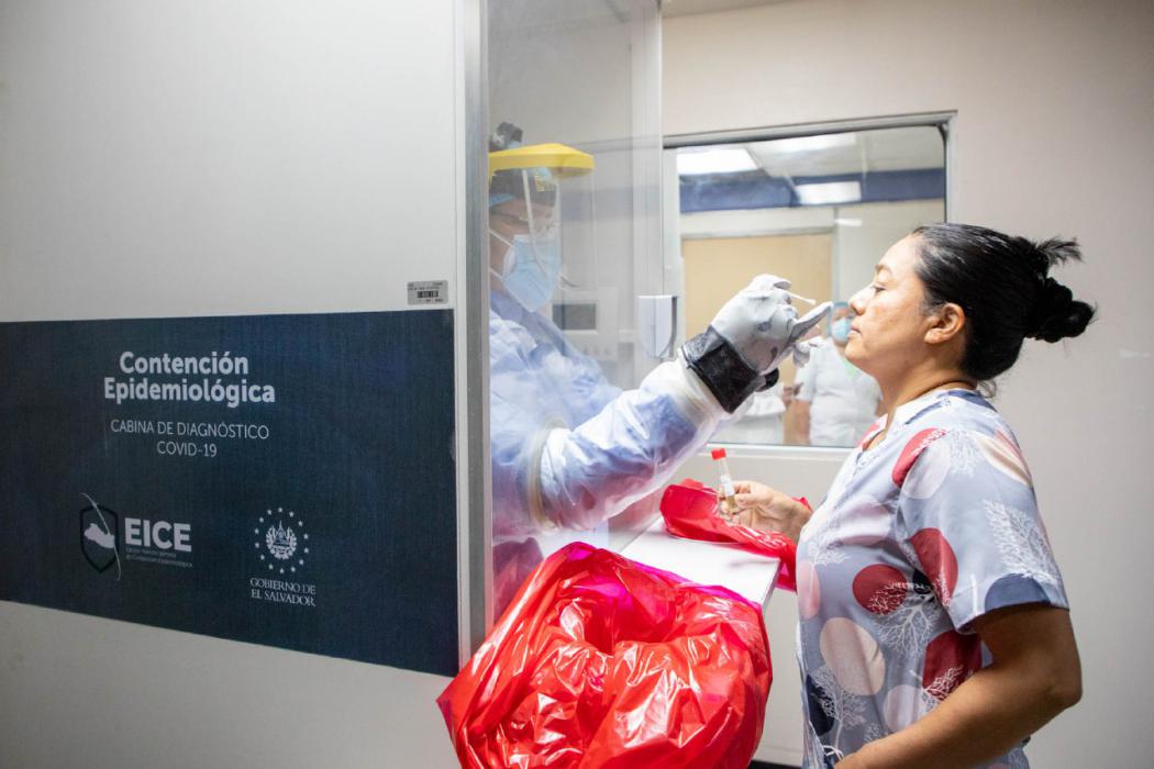 Gobierno realiza pruebas COVID19 a personal de primera línea en hospitales del ISSS gobierno-realiza-pruebas-covid19-a-personal-de-primera-linea-en-hospitales-del-isss