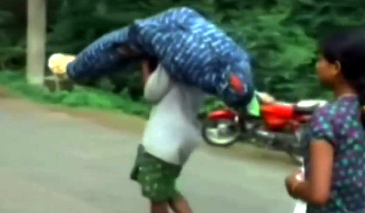 video-hombre-camina-12-kilometros-cargando-el-cadaver-de-su-esposa