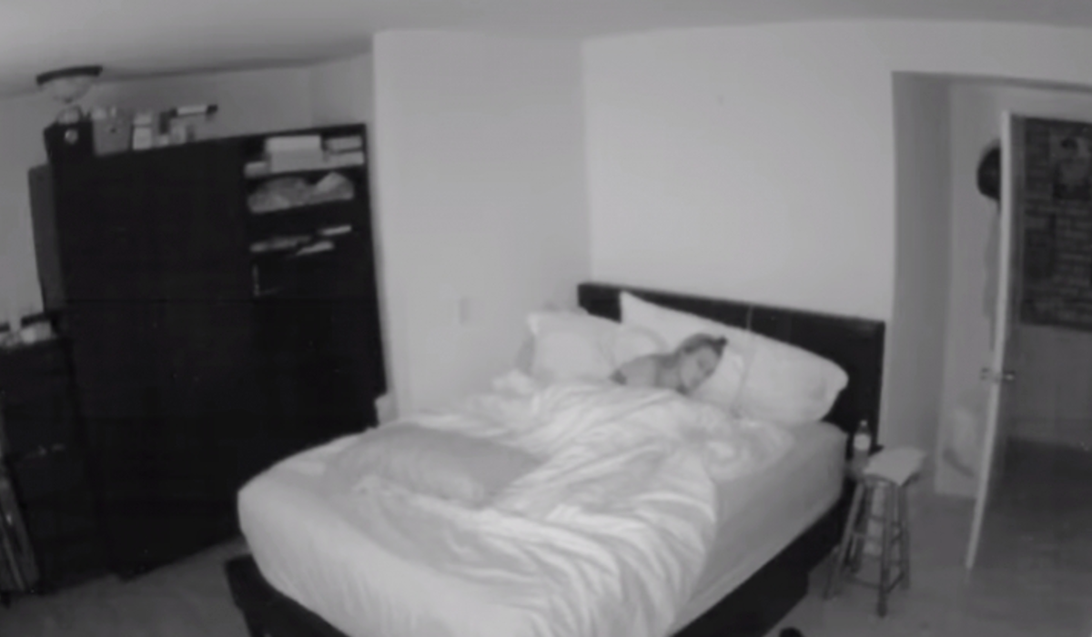 video-mujer-graba-a-fantasma-en-su-cuarto-mientras-duerme