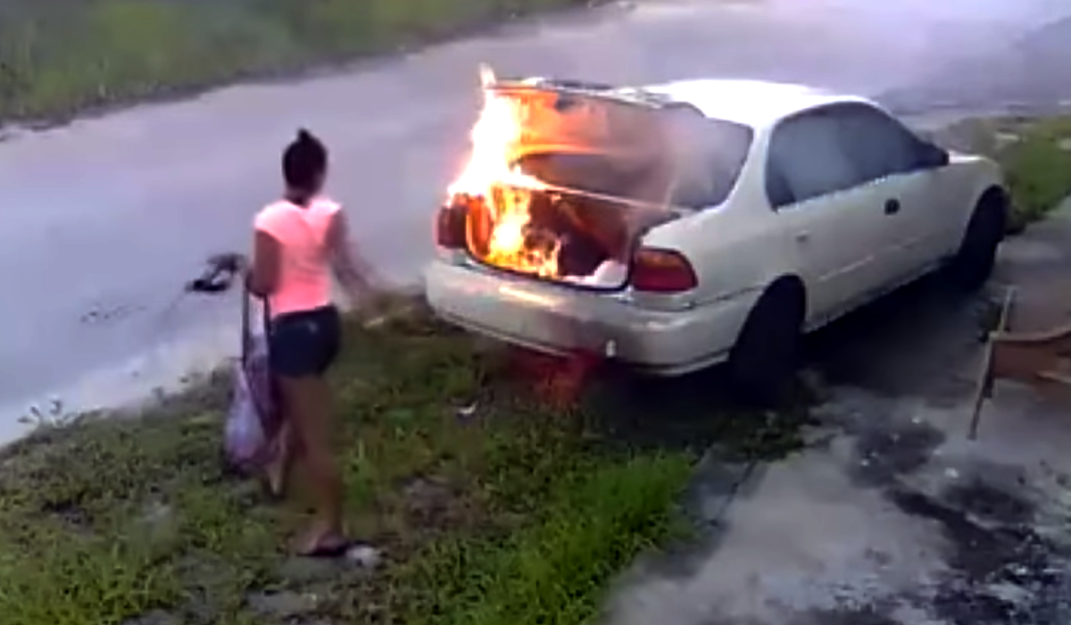 video-mujer-incendia-un-carro-pensando-que-era-el-de-su-exnovio