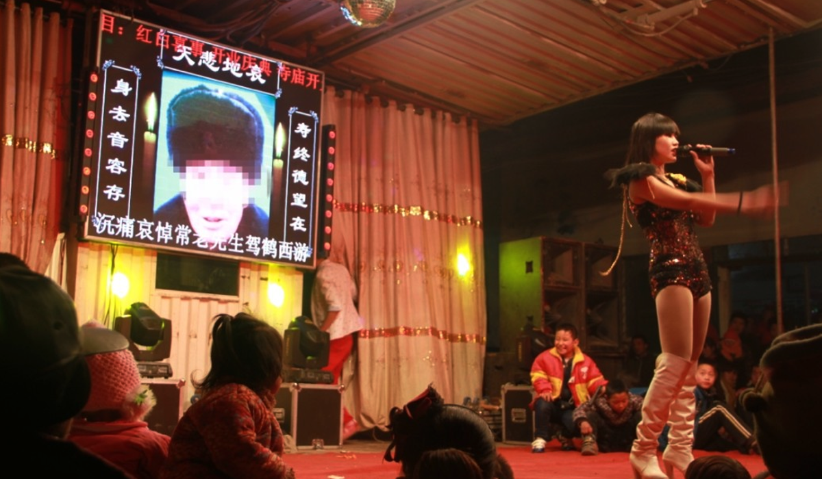video-realizan-strippers-en-los-funerales-de-china