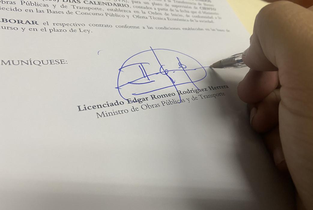 Ministro Rodríguez firma adjudicación de calle que el FMLN prometió pero no cumplió ministro-rodriguez-firma-adjudicacion-de-calle-que-el-fmln-prometio-pero-no-cumplio