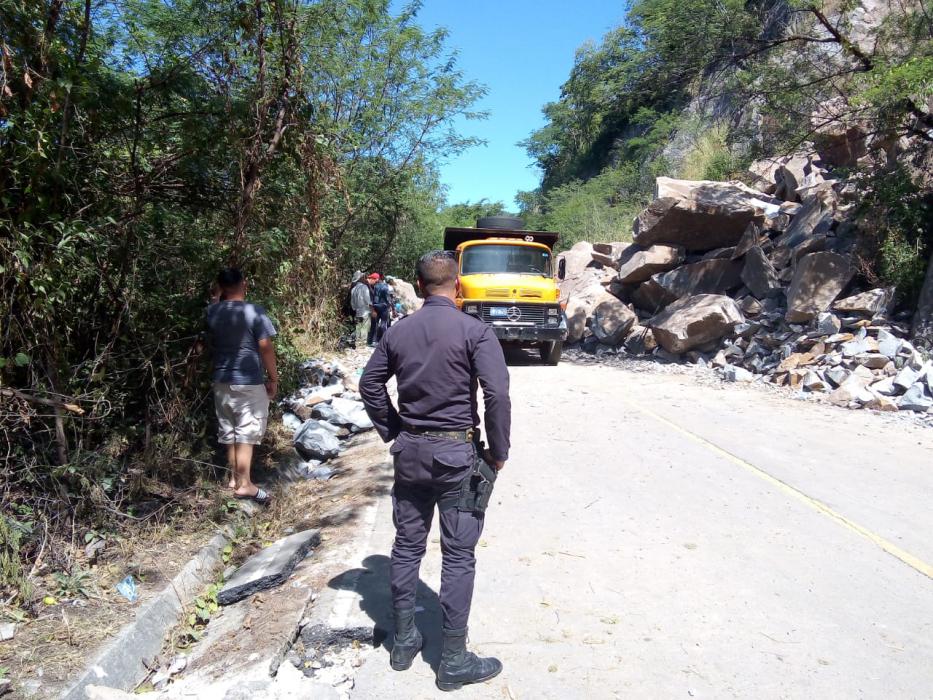 Autoridades remueven derrumbes en calle Nueva Esparta, La Unión autoridades-remueven-derrumbes-en-calle-nueva-esparta-la-union