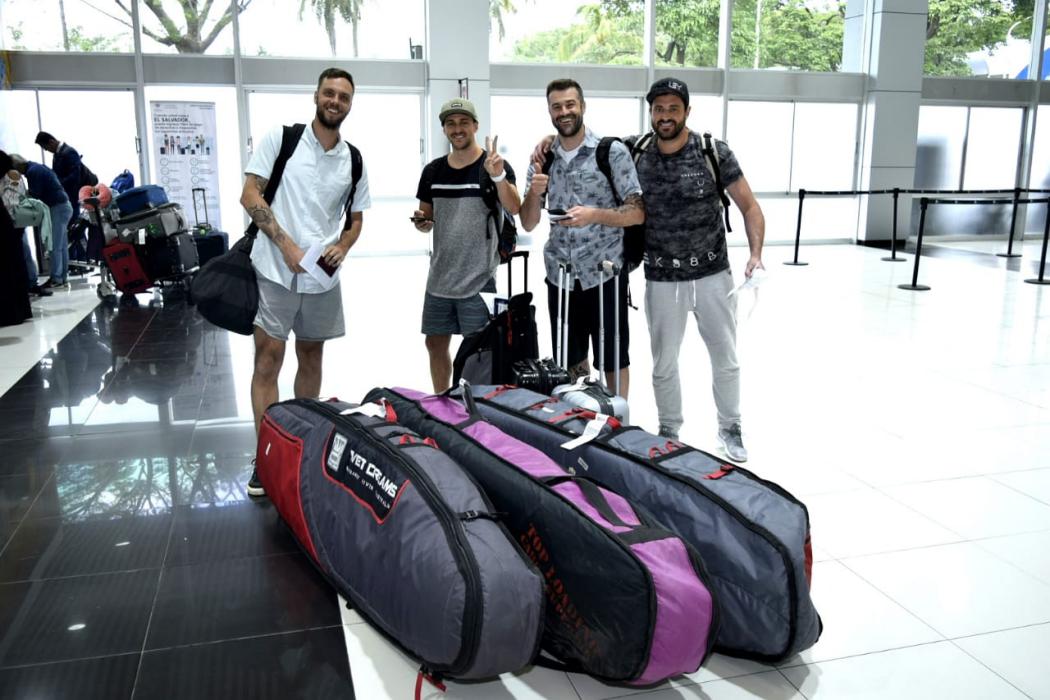 El Salvador da la bienvenida a surfistas que participarán en el #AlasLatinPro2019 el-salvador-da-la-bienvenida-a-surfistas-que-participaran-en-el-alaslatinpro2019