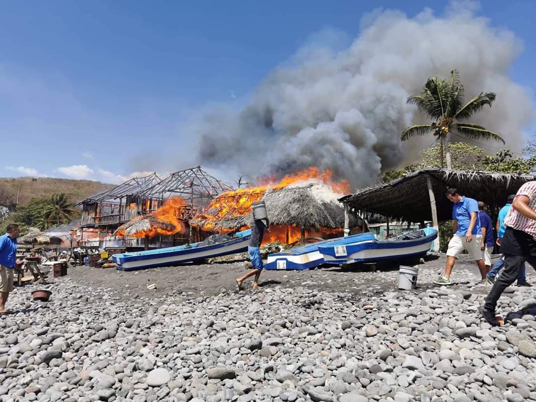 gobierno-del-presidente-bukele-dara-ayuda-a-victimas-del-incendio-en-playa-el-palmarcito