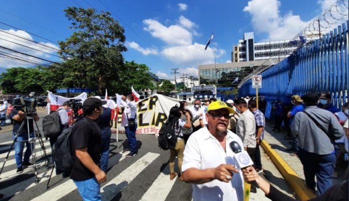 Sindicatos del Órgano Judicial salen a las calles condenando el intento de Golpe de Estado contra el Presidente Bukele sindicatos-del-organo-judicial-salen-a-las-calles-condenando-el-intento-de-golpe-de-estado-contra-el-presidente-bukele