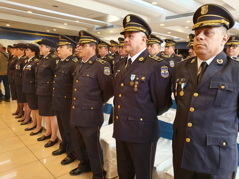 ascienden-al-grado-de-comisionados-a-25-elementos-de-la-pnc