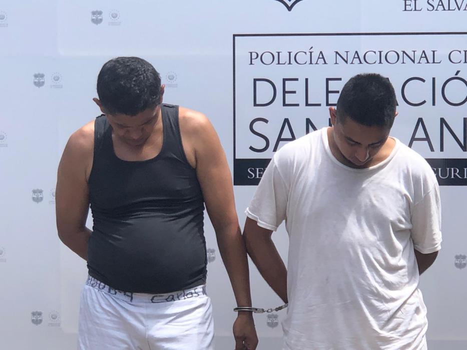 Arrestan a sujetos que intentaban abrir puerta de vehículo con un desarmador arrestan-a-sujetos-que-intentaban-abrir-puerta-de-vehiculo-con-un-desarmador