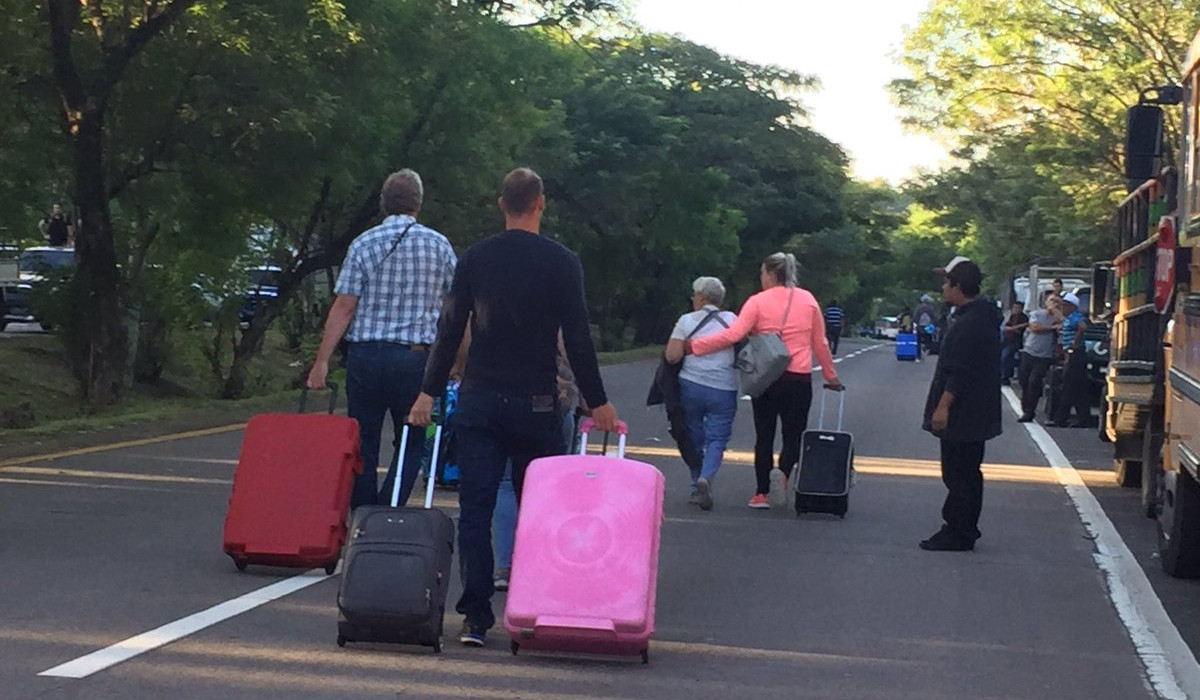 turistas-tuvieron-que-caminar-con-su-equipaje-para-no-perder-sus-vuelos-tras-manifestaciones-de-alcaldes
