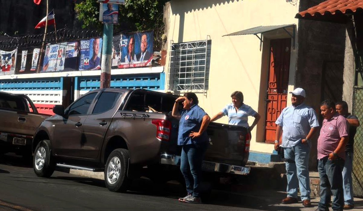 margarita-escobar-supervisa-instalacion-de-propaganda-mientras-deberia-estar-trabajando-en-asamblea