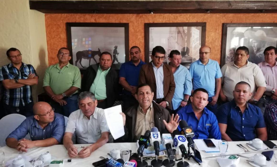 Denuncian que transportistas exigen a la Asamblea aumentar pasaje al 100% y doble compensación económica denuncian-que-transportistas-exigen-a-la-asamblea-aumentar-pasaje-al-100-y-doble-compensacion-economica