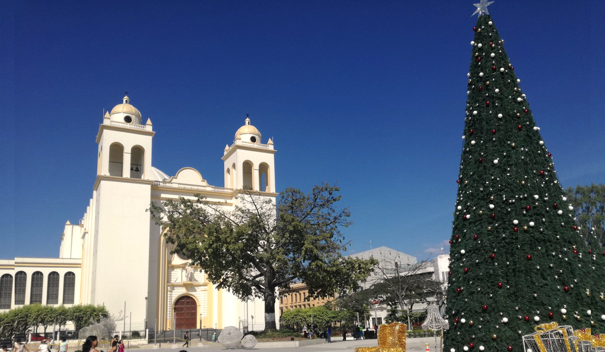 alcalde-bukele-encendera-segundo-arbol-mas-grade-del-pais-en-la-renovada-plaza-barrios