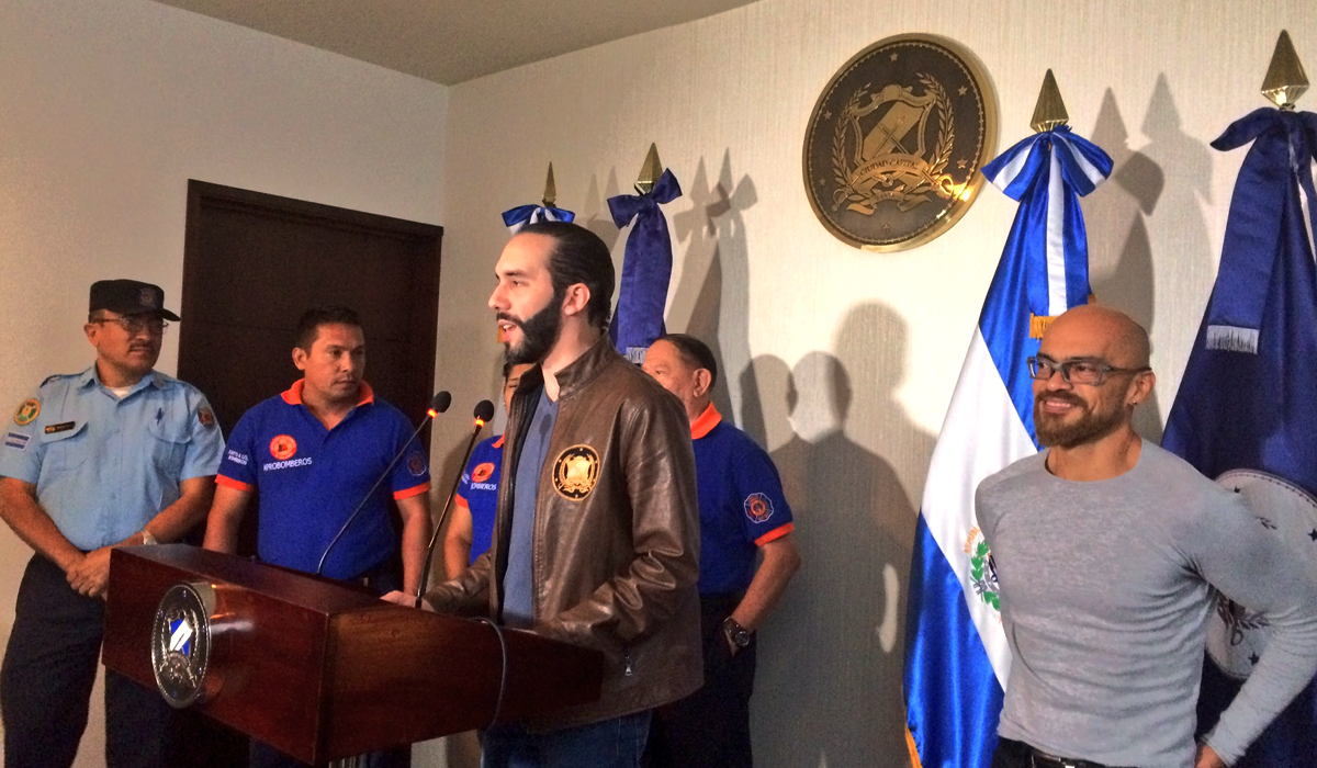 nayib-bukele-y-la-choly-entregan-donativo-de-mas-de-1600000-a-bomberos-de-el-salvador