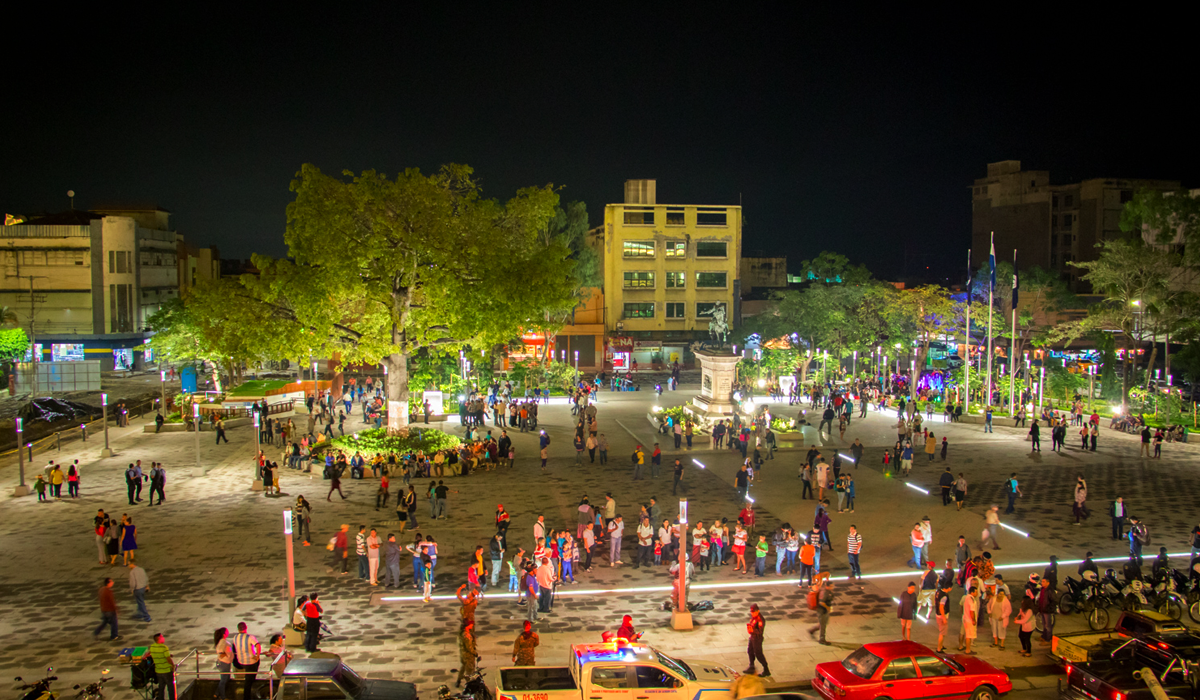 salvadorenos-disfrutan-de-la-revitalizada-plaza-gerardo-barrios