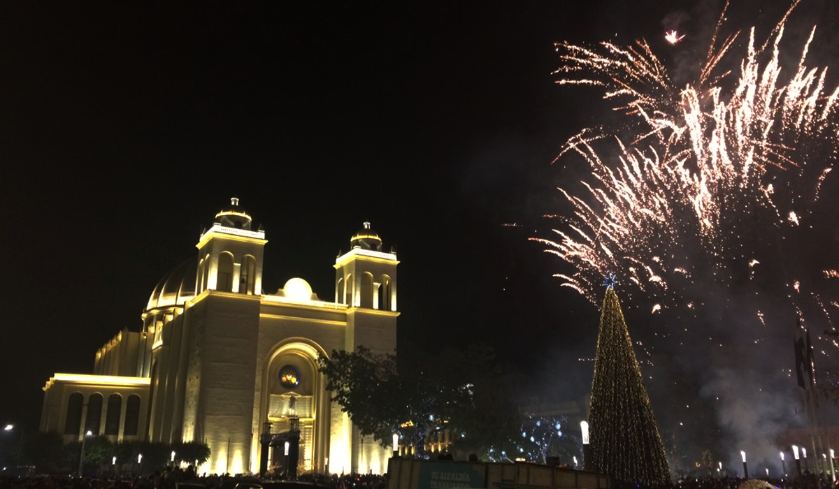 nayib-bukele-inaugura-iluminacion-navidena-en-renovada-plaza-barrios