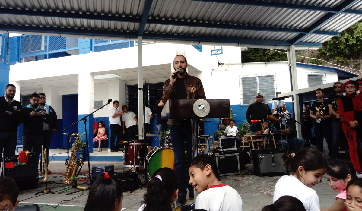 alcalde-nayib-bukele-entrega-donativo-en-centro-escolar-en-comunidad-las-palmas