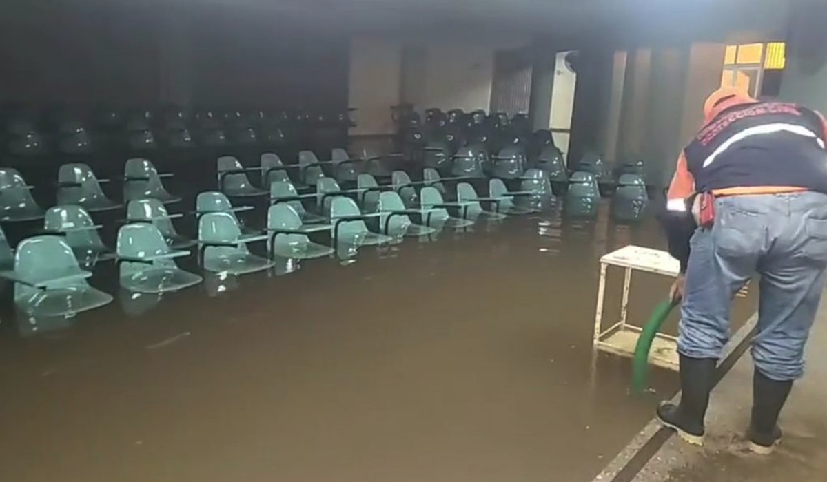 Filtración de lluvia en hospital público de San Miguel pone en riesgo a pacientes de la UCI filtracion-de-lluvia-en-hospital-publico-de-san-miguel-pone-en-riesgo-a-pacientes-de-la-uci