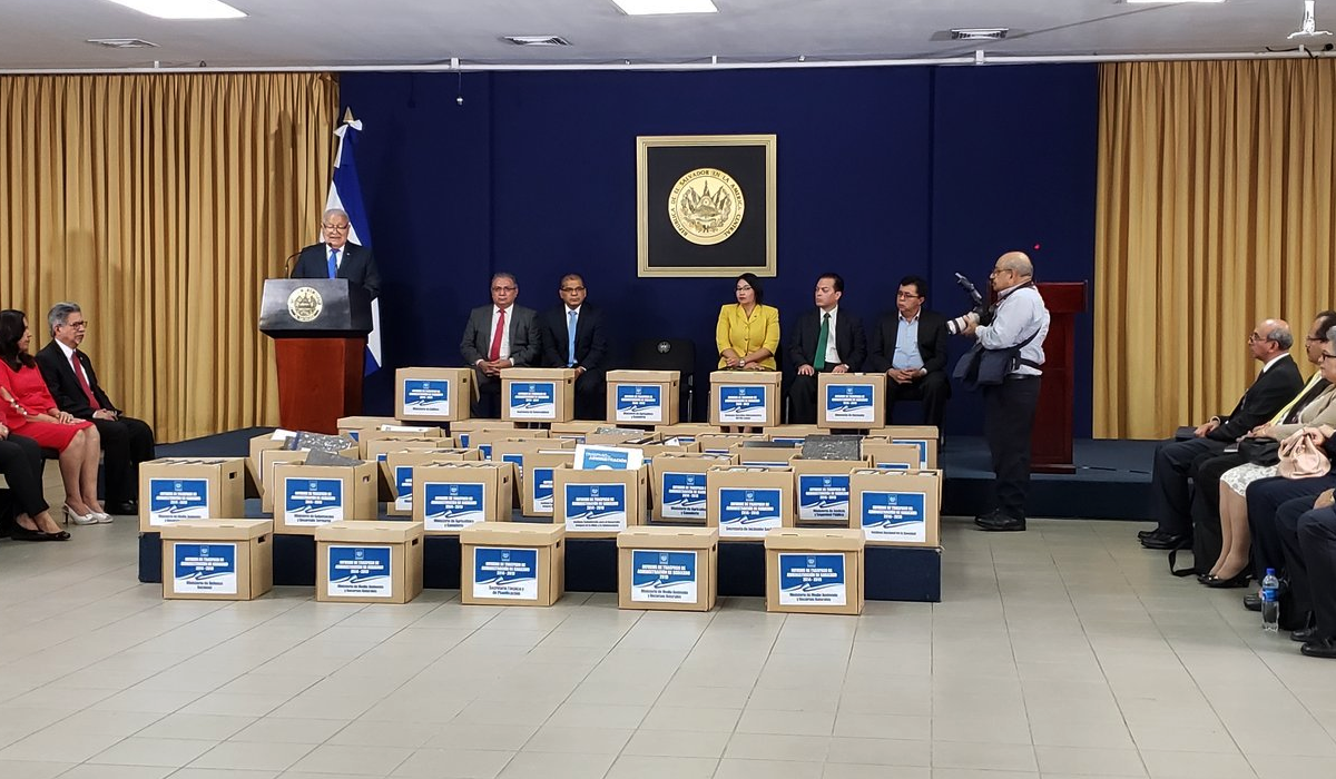 Sánchez Cerén entrega “documentos de transición” a CCR después de destruir información de ministerios sanchez-ceren-entra-documentos-de-transicion-a-ccr-despues-de-destruir-informacion-de-ministerios