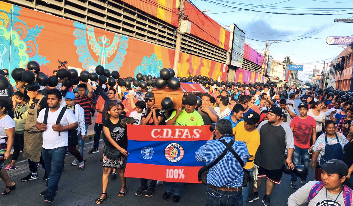 vendedores-reciben-cuerpo-de-companero-asesinado-por-cam-de-santa-tecla-con-globos-negros
