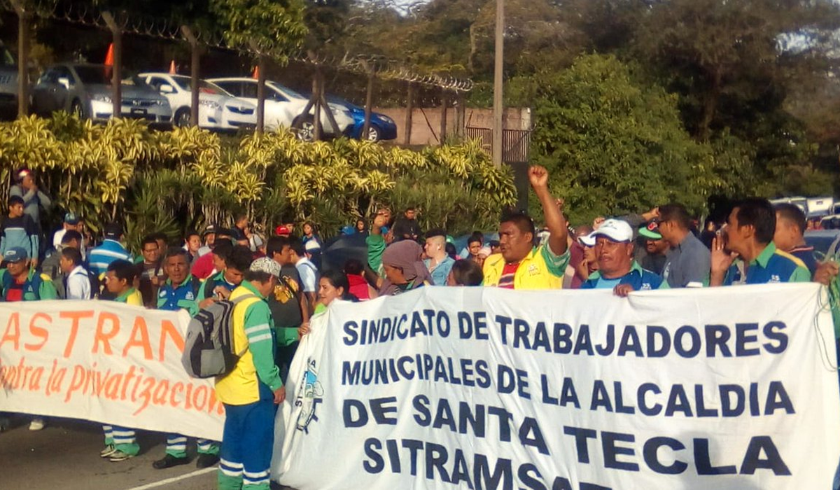 Santa Tecla sigue en crisis por basura, trabajadores despedidos bloquean carretera Los Chorros santa-tecla-sigue-en-crisis-por-basura-trabajadores-despidos-bloquean-carretera-los-chorros