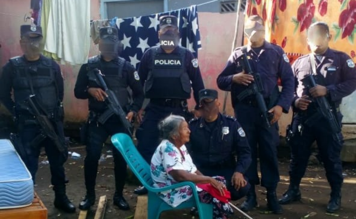 Policías ayudan a anciana que vive en condiciones paupérrimas en Usulután policias-ayudan-a-anciana-que-vive-en-condiciones-pauperrimas-en-usulutan